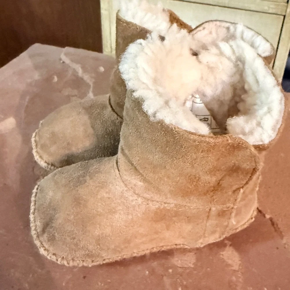 UGG Mini Bailey Boots in Chestnut Suede - Picture 4 of 7